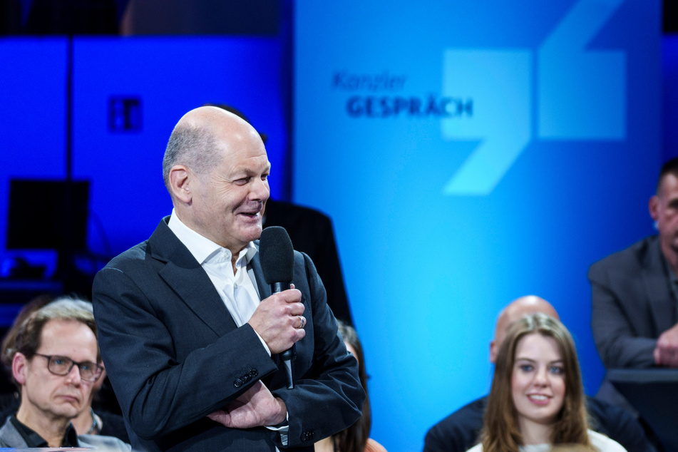 Olaf Scholz (65, SPD) stand rund 1,5 Stunden lang Rede und Antwort. Doch ob er hinterher immer noch so gute Laune hatte?