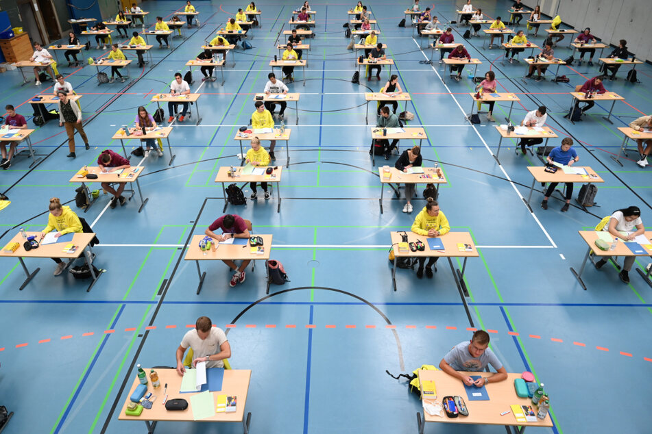 Bereits das Abitur 2020 musste unter Corona-Bedingungen abgelegt werden. (Archivbild)