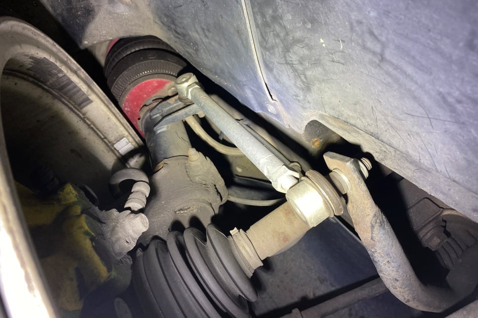 Zudem sind nicht erlaubte, verstellbaren Koppelstangen verbaut.