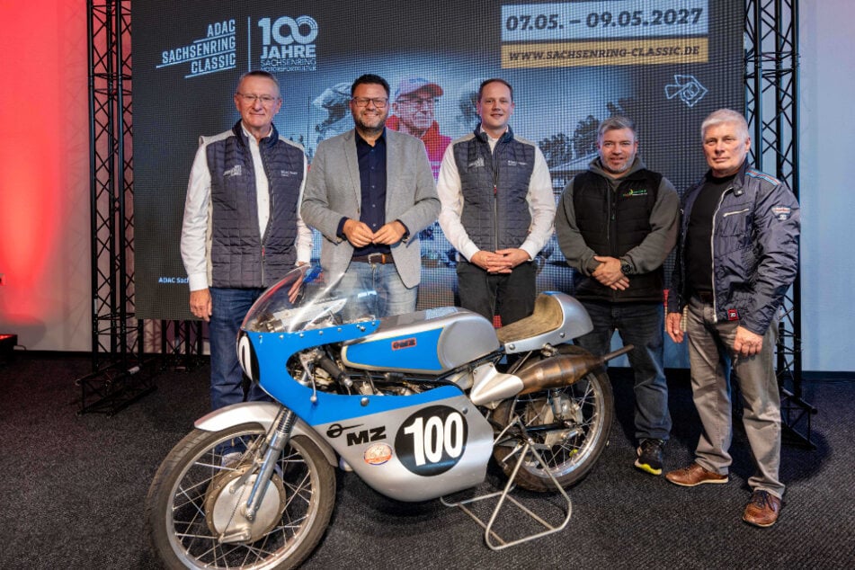 Die Organisatoren des Jubiläums an einer Renn-MZ aus den 1970ern: ADAC-Sportvorstand Peter Weidinger (v.l.) OB Lars Kluge, Andrè Rudolf, ADAC Sportabteilung, Frank Meier und Klaus Bräuer vom Förderverein Sachsenring.