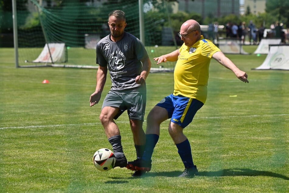 Oberbürgermeister Sven Schulze (53, SPD) versuchte, IFA-Spieler Mike Ludwig (36) den Ball abzunehmen.