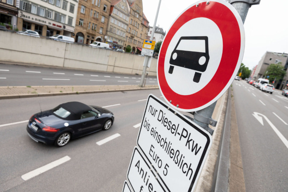 Ein Schild weist auf ein streckenbezogenes Fahrverbot für Diesel der Abgasnorm Euro 5 und schlechter in der Innenstadt hin.