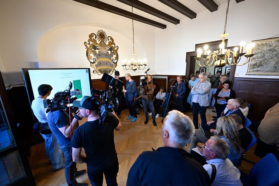 Gespanntes Warten in Aue: Zahlreiche Medienvertreter sind aktuell im Rathaus.