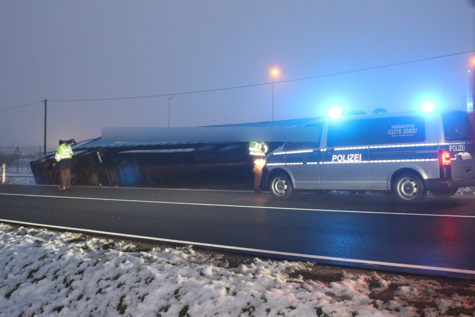 Der Fahrer konnte sich unverletzt aus dem Lkw befreien.