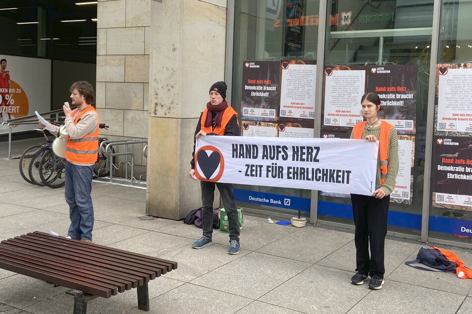 Die Protestler klebten 16 Plakate an die Fenster der Deutschen Bank.