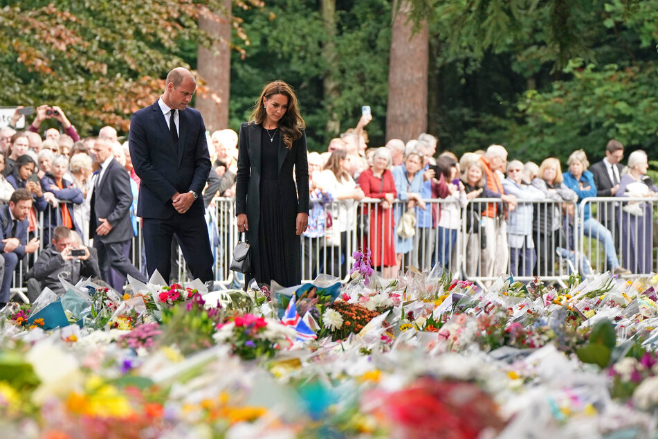 William, Prinz von Wales, und Kate, Prinzessin von Wales, besuchten nach einem Blumenmeer auch die Soldaten, die an der Trauerprozessionen für die Queen teilnehmen werden.