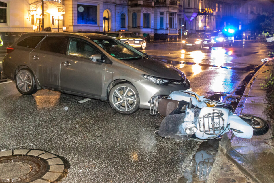Illegales Wendemanöver? Uber-Taxi rammt Roller, Fahrgast flüchtet