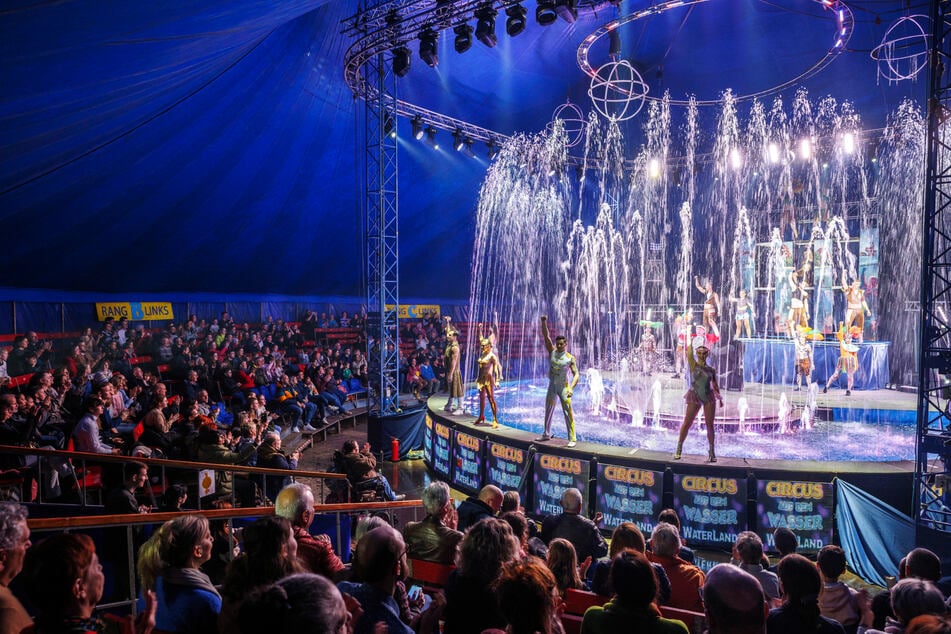 Meterhoch schießen die Wasserfontänen in der Manege gen Zeltkuppel.