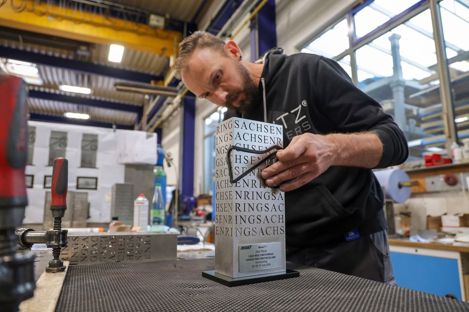 Seit 2018 werden die Pokale zum MotoGP bei Metallbau Maltitz aus Gersdorf hergestellt.