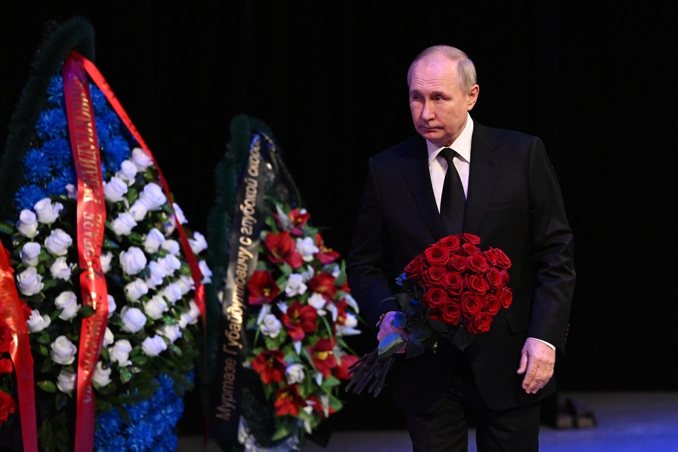 Vor wenigen Tagen besuchte Wladimir Putin (70) noch eine Beerdigung. Oder war es ein Doppelgänger?