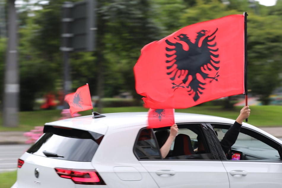 Die Fußball-Fans veranstalteten auch einen Autokorso. Die Polizei ahndete zahlreiche Verstöße gegen die StVO. (Symbolbild)