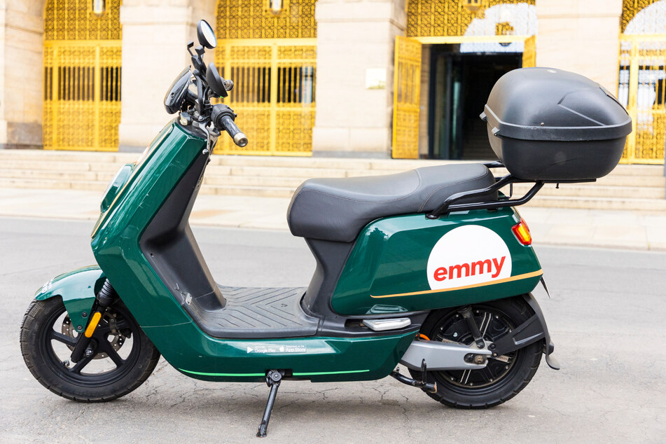 Auf den grünen E-Mopeds mit "emmy"-Logo können bis zu zwei Personen Platz nehmen.