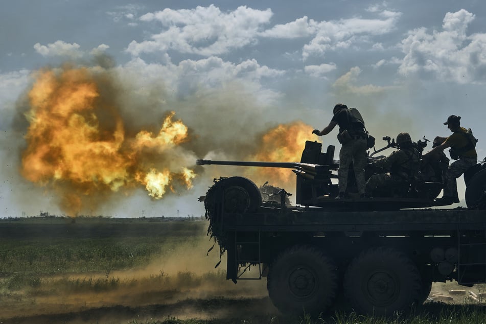 Das Foto zeigt ukrainische Soldaten, die eine Kanone in der Nähe von Bachmut abfeuern.