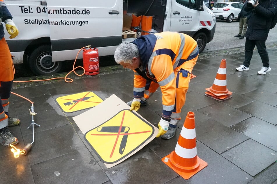 Am Mittwoch sind die neuen Piktogramme auf der Reeperbahn angebracht worden.