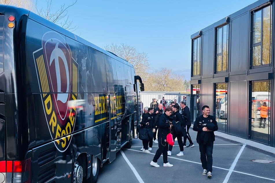 Sören Gonther (r.) steigt als einer der Ersten aus und freut sich sichtlich über seine Rückkehr an alte Wirkungsstätte.