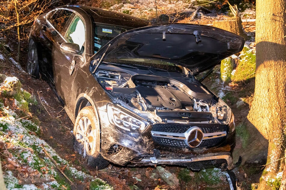 Dieser Mercedes kam am Samstagabend von der S222 bei Elterlein ab und landete in einem Wald.