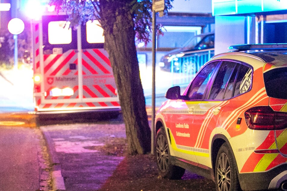 Der niedergestochene Mann wurde in eine Klinik gebracht, der mutmaßliche Täter wies ebenfalls leichte Verletzungen auf.