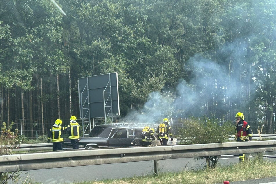 Der Oldtimer hat aus bisher unbekannten Gründen Feuer gefangen.