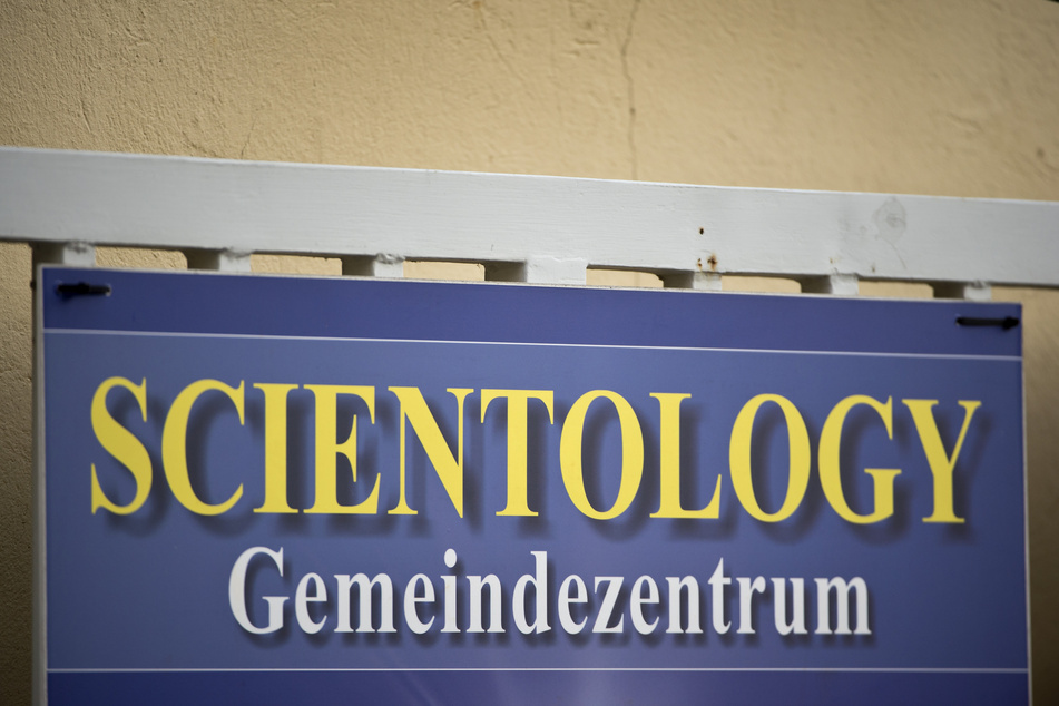 Der Schriftzug "Scientology Gemeindezentrum" ist an einem Eingang zu sehen.