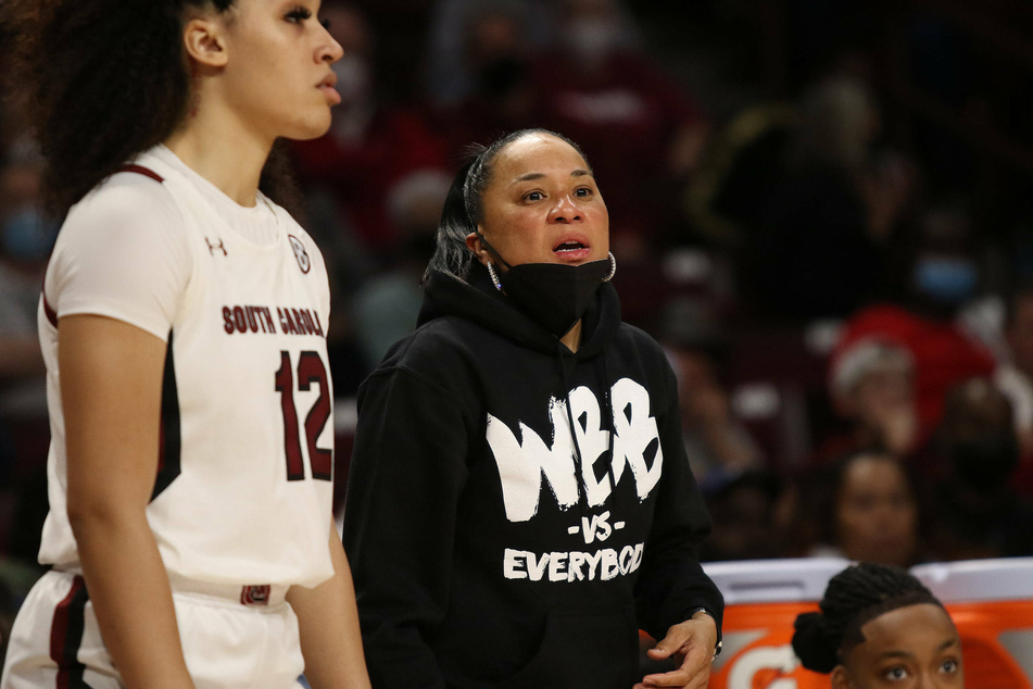 South Carolina head coach Dawn Staley (c.).