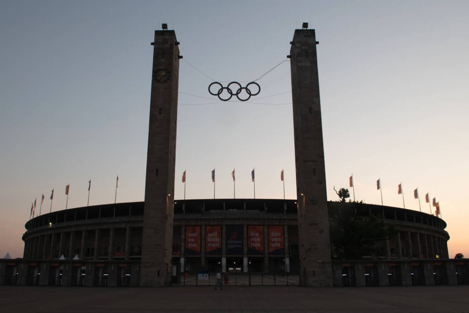 Dämmerung über dem Olympiastadion: Hertha BSC will eine reine Fußballarena bauen.