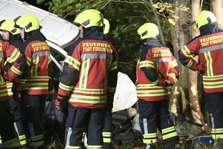 Die Feuerwehr an der Unfallstelle.