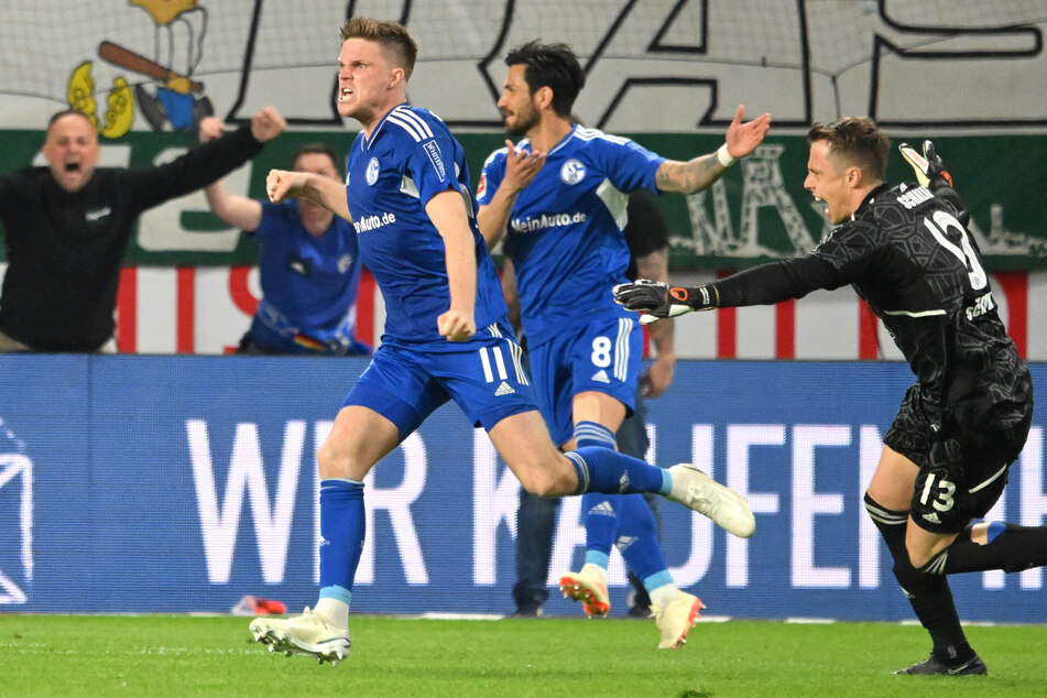 Der Jubel nach dem späten 3:2-Siegtreffer durch Marius Bülter (30, l.) war aufseiten der Schalker natürlich riesengroß.