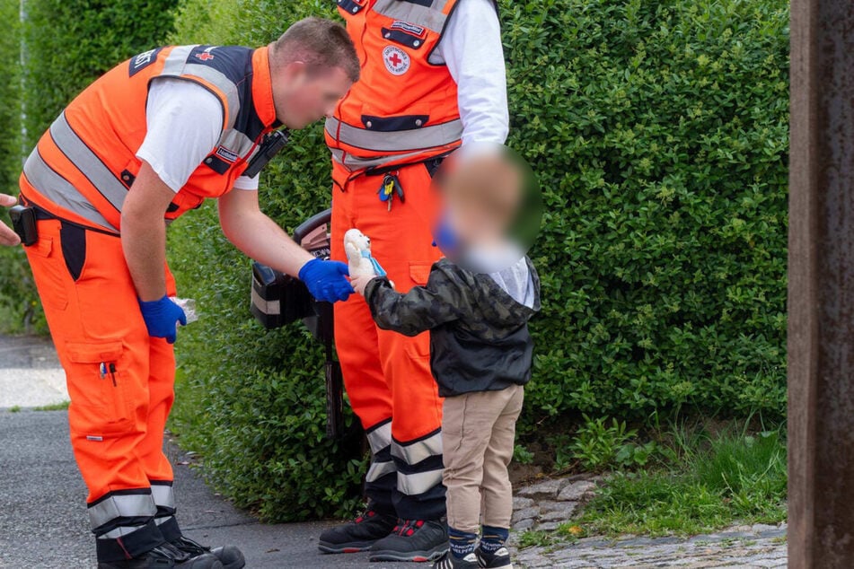 Die Retter sprachen dem kleinen Jungen gut zu und schenkten ihm einen Trost-Teddy. Wie lange der Vierjährige ganz alleine in der Wohnung bleiben musste, ist nicht bekannt.