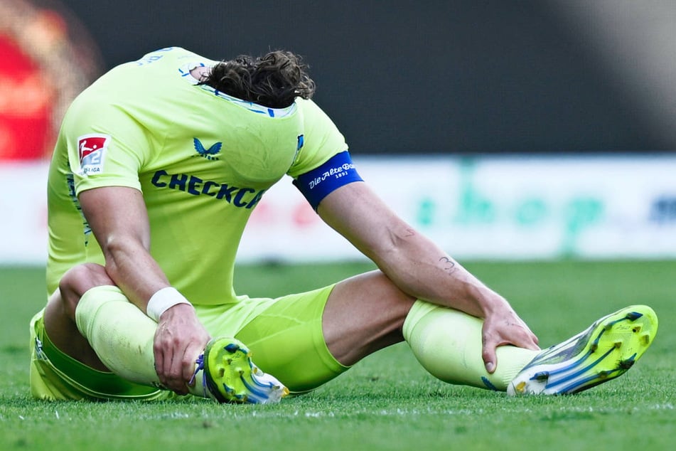 Ein Bild sagt mehr als Tausend Worte: Fabian Reese sitzt nach seiner verpassten Chance in der Nachspielzeit am Boden.