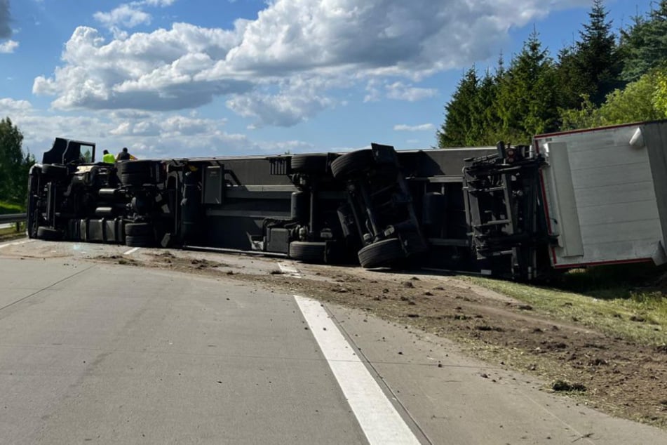 Auf der A24 bei Poltnitz lag am Freitag ein Lkw quer über alle Streifen. Der Verkehr in Richtung Hamburg war blockiert.