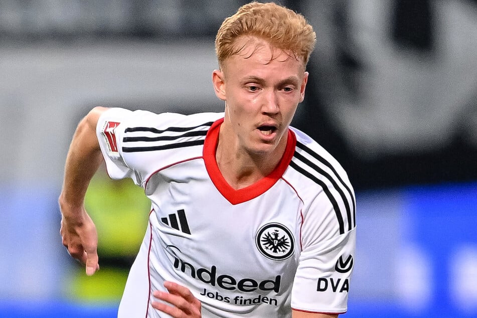Angeblich soll Besiktas an einer Leihe von Hugo Larsson (21) interessiert sein. Es gebe bereits Gespräche mit der Eintracht, heißt es.