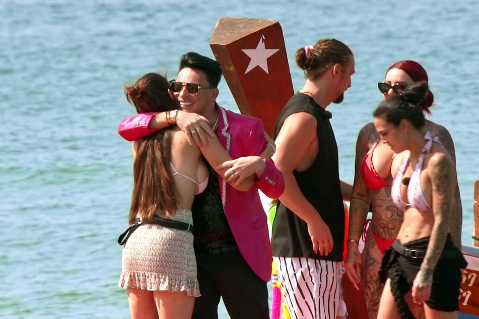 In Folge 9 zieht Matthias Mangiapane (42) bei "Kampf der RelaityAllstars" ein. Hier umarmt er Yeliz Koc noch herzlich, im Anschluss lästerte der über die 32-Jährige ab.