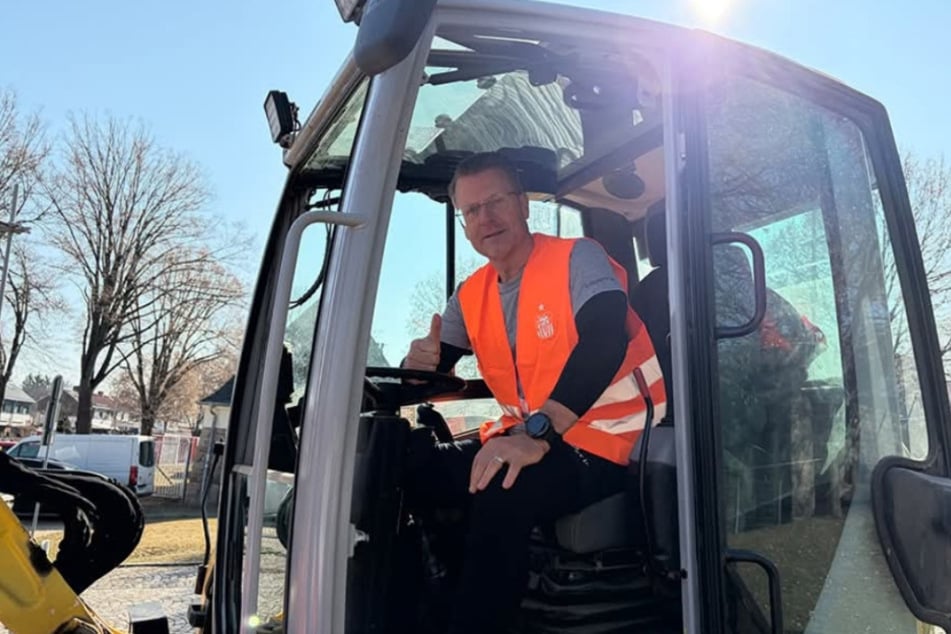 Rico, der Baumeister: Cheftrainer Rico Schmitt (57) packte selbst kräftig mit an, um die Umbaumaßnahmen am Westsachsenstadion zu unterstützen.