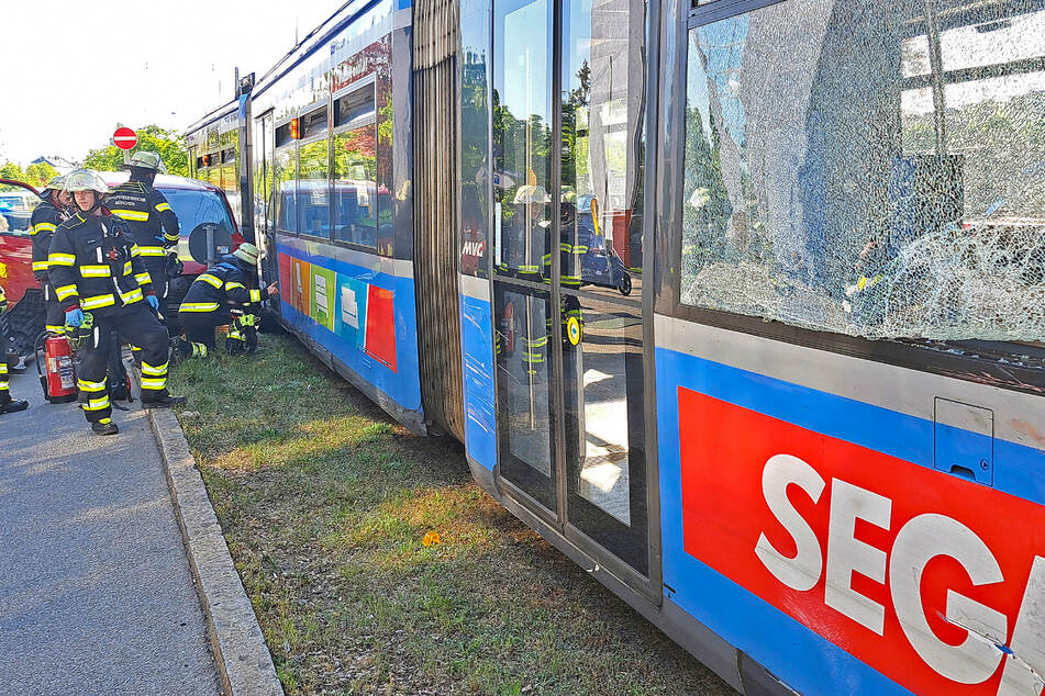Die Straßenbahn und das Auto wurden bei dem Unfall beschädigt.