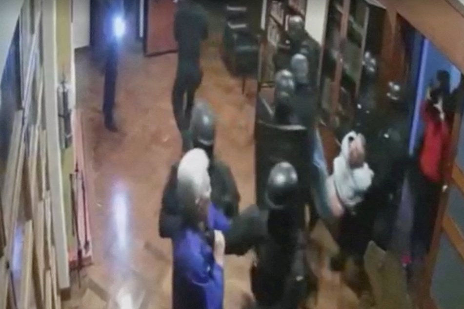 Footage shows Ecuadorean security forces raiding the Mexican embassy in Quito and facing off with a Mexican official.