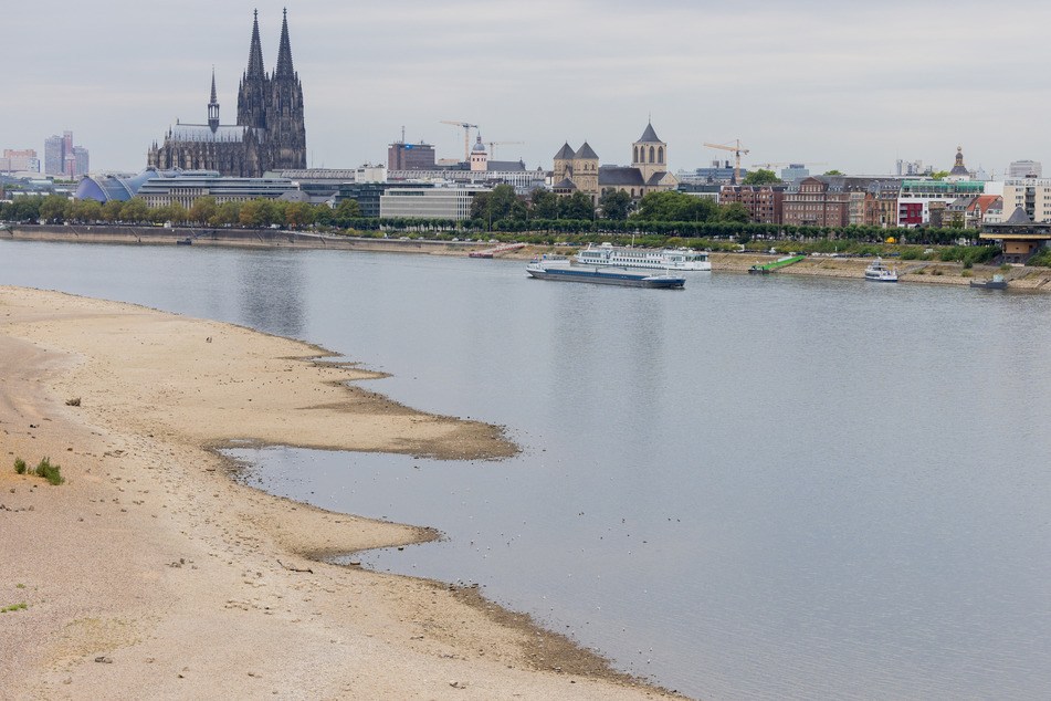 Der große Regen lässt in NRW vorerst auf sich warten, der Rheinpegel bleibt damit weiter niedrig.