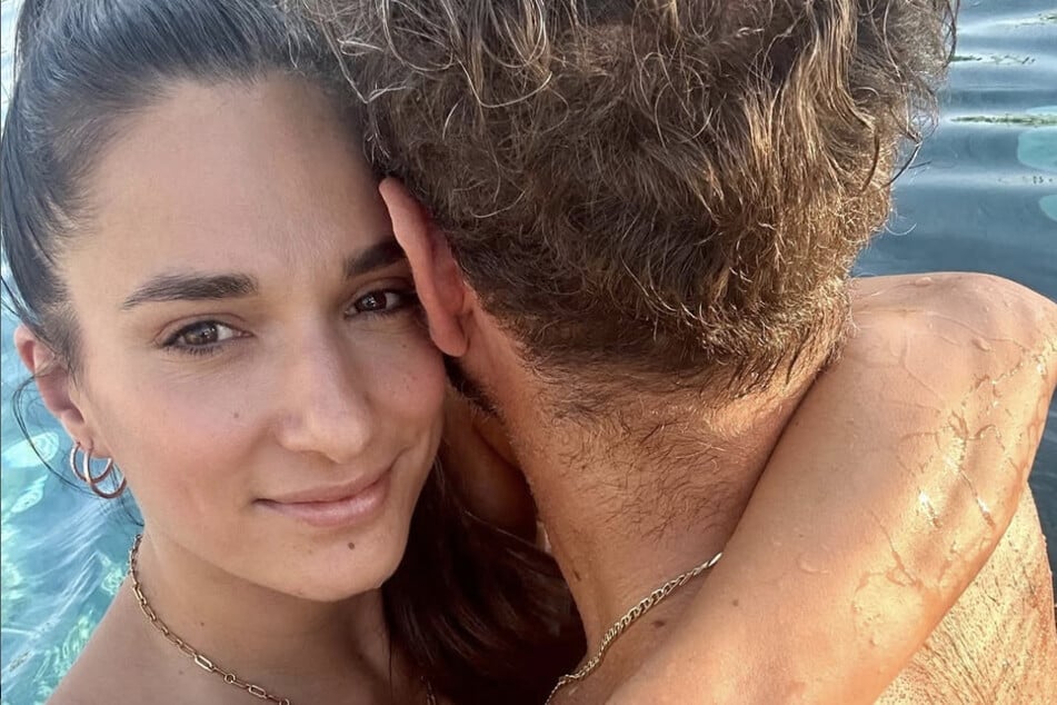 Frisch verliebt zeigt sich Sally Özcan (37) auf Instagram.