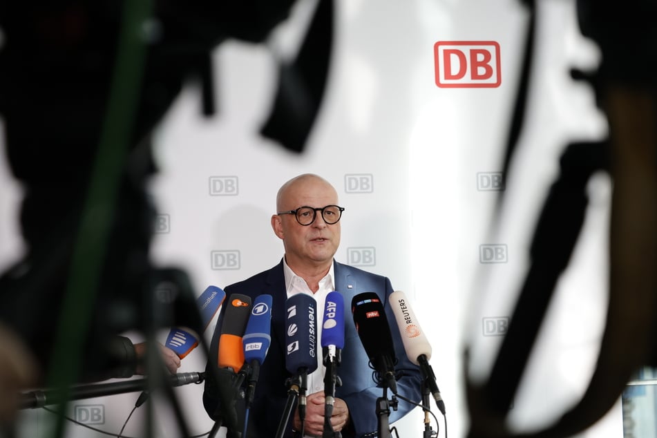 Martin Seiler, Personalvorstand der Deutschen Bahn (DB), klärte bei einer Pressekonferenz in Berlin am Dienstagmorgen über die Einigung mit der GDL auf.