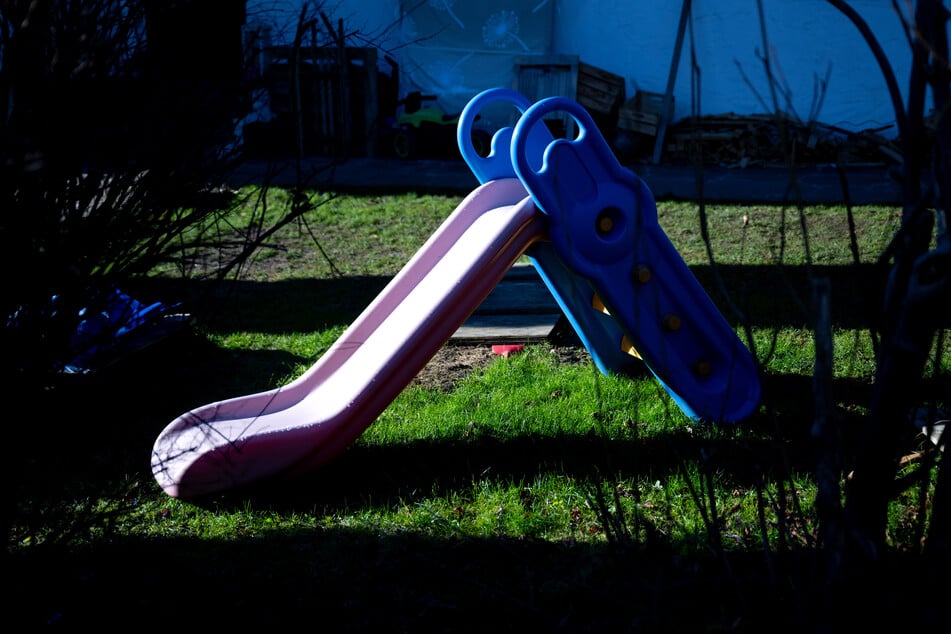 Für die sechs und sieben Jahre alten Kinder, deren Spielsachen noch im Garten lagen, kam jede Hilfe zu spät. (Archivbild)
