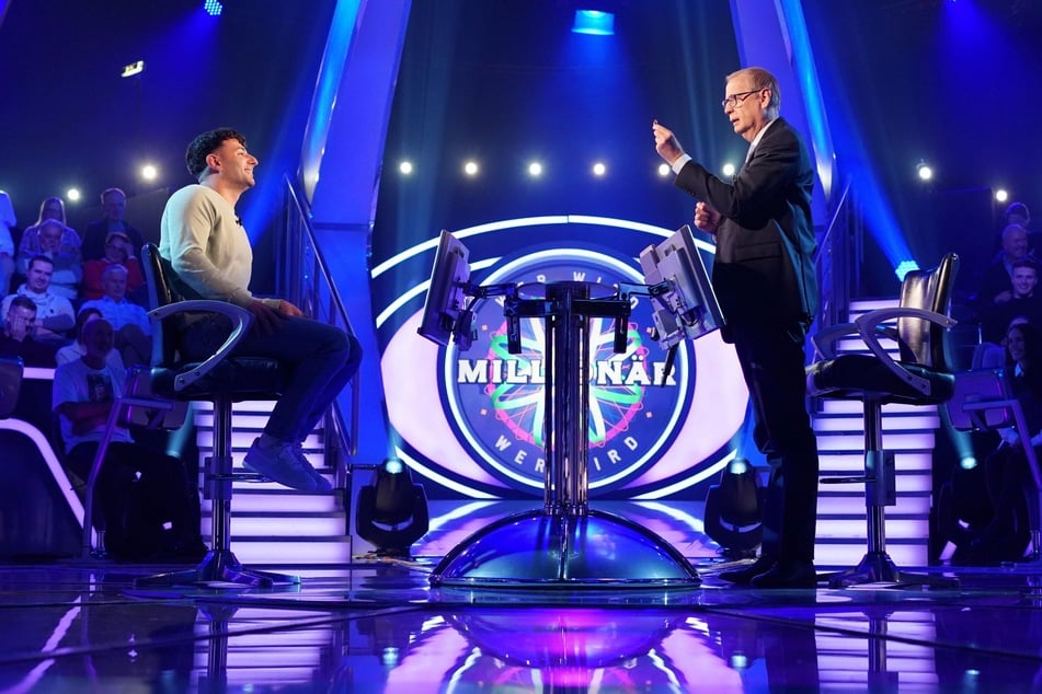 Mithilfe seines Eheringes gab Günther Jauch (69) dem Publikum in Sachen Penisring-Panne ein bisschen Anschauungsunterricht.