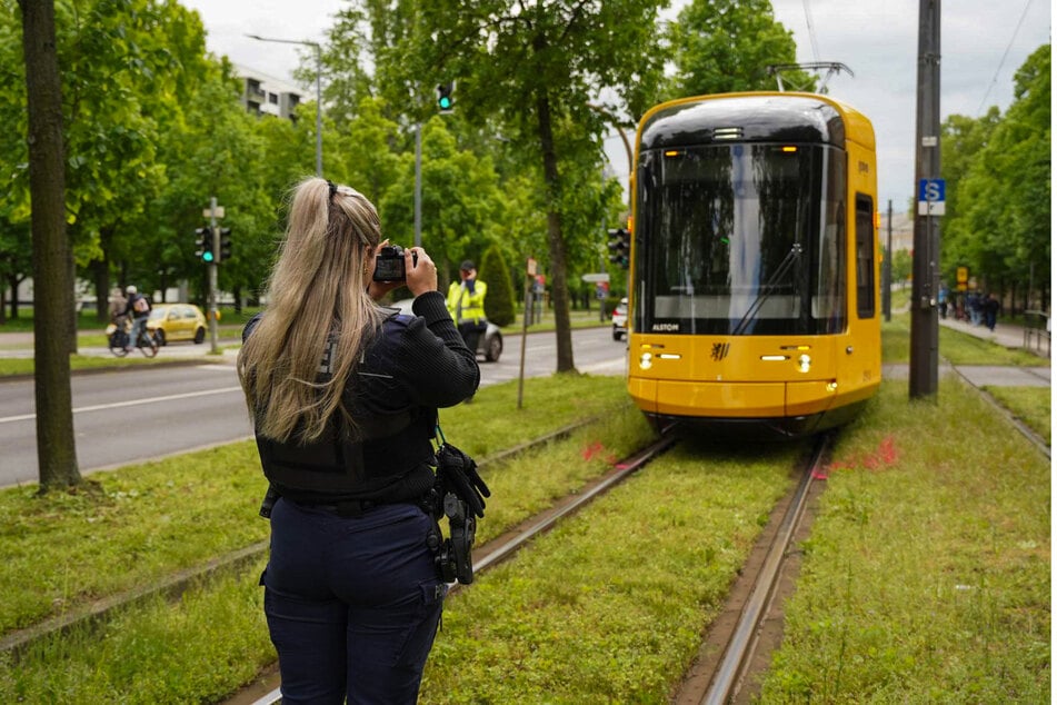 In der Südvorstadt wurde eine Passantin von einer Straßenbahn erfasst und schwer verletzt.