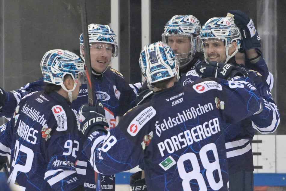 Die Eislöwen bejubelten ausgiebig den Derbysieg.