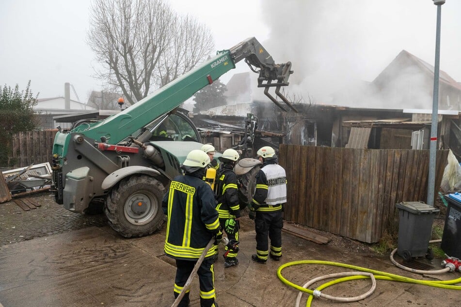 Bei der Bekämpfung des Brandes kam auch ein Radlader zum Einsatz.