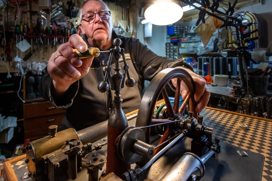 Sammelsurium für Bastler: Frank Kalitzki arbeitet beruflich für das private Bahnunternehmen "Die Länderbahn" in Neumark, baut in seiner kleinen Werkstatt gerade an einer historischen Dampfmaschine aus den 1930er-Jahren.