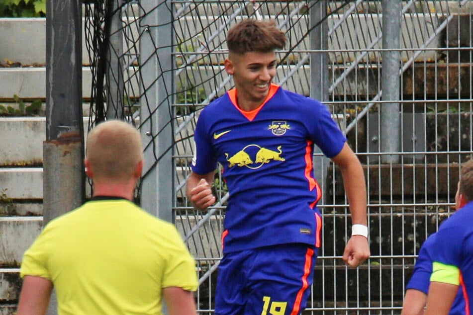 Mehmet Ibrahimi (18) hat bei RB Leipzig einen Profivertrag bis 2022 unterschrieben.