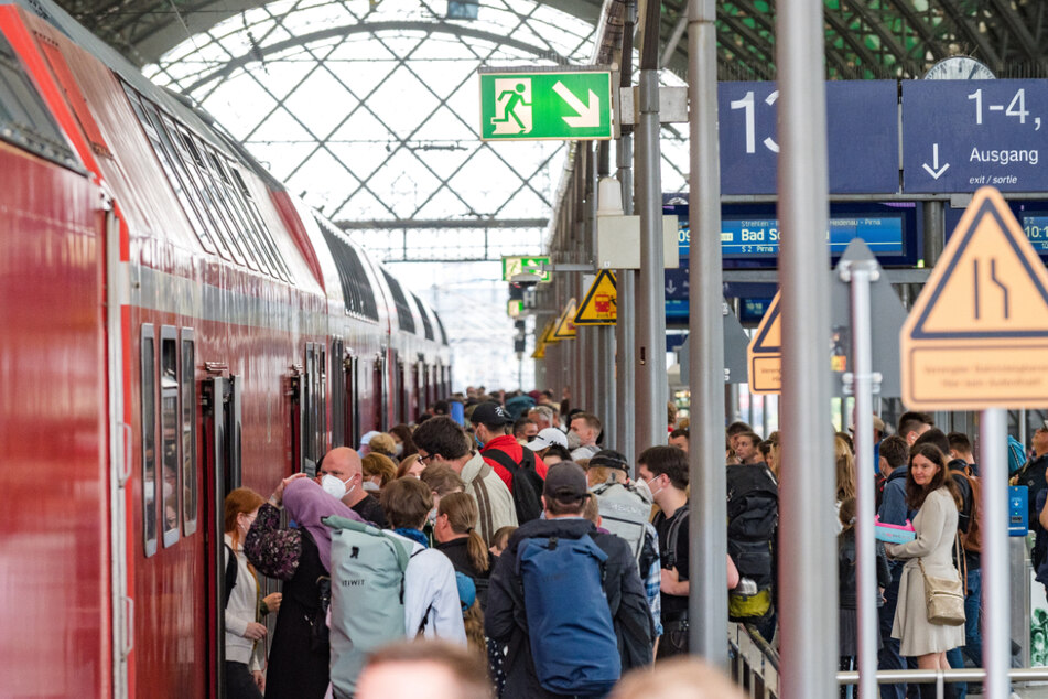 Volle Bahnsteige gab es auch in Dresden. Diese Reisenden passten alle in den Zug hinein.