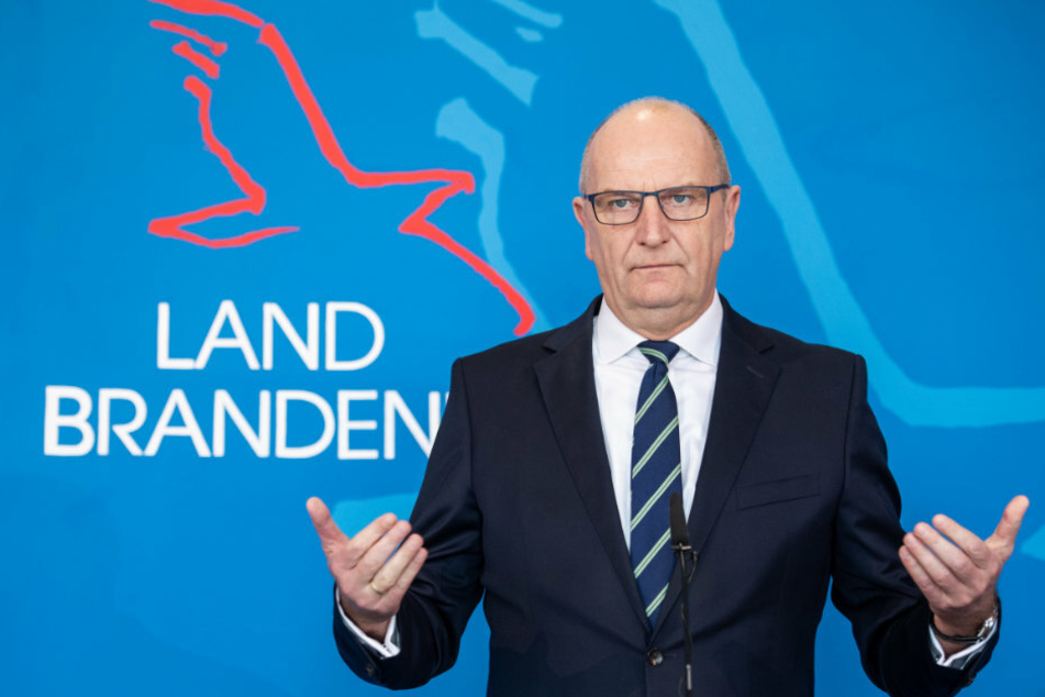 Dietmar Woidke (SPD), Ministerpräsident von Brandenburg, spricht auf einer Pressekonferenz nach einer Kabinettssitzung zum Umgang mit dem Coronavirus.