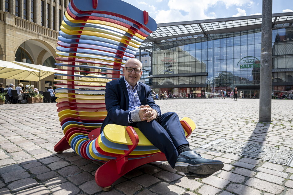 Oberbürgermeister Sven Schulze (50, SPD) hat die neuen Sitzmöbel schon ausprobiert und für gut befunden.