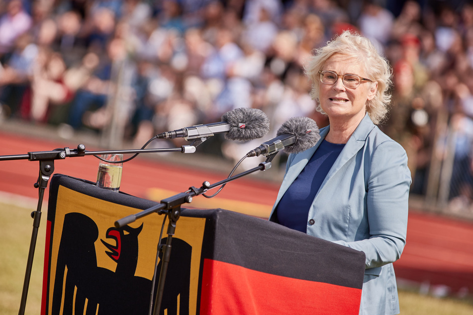 Verteidigungs-Ministerin Lambrecht eröffnet den Tag der Bundeswehr in Warendorf
