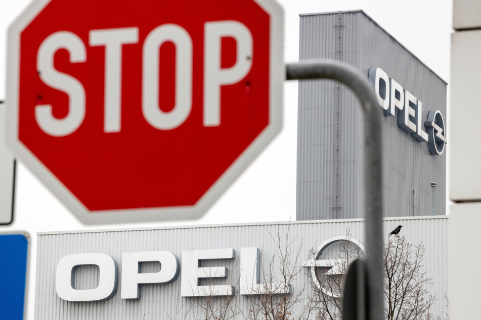 Wegen eines Corona-Ausbruchs bei einem Zulieferer in Malaysia steht aktuell die Produktion im Opel-Werk Eisenach.
